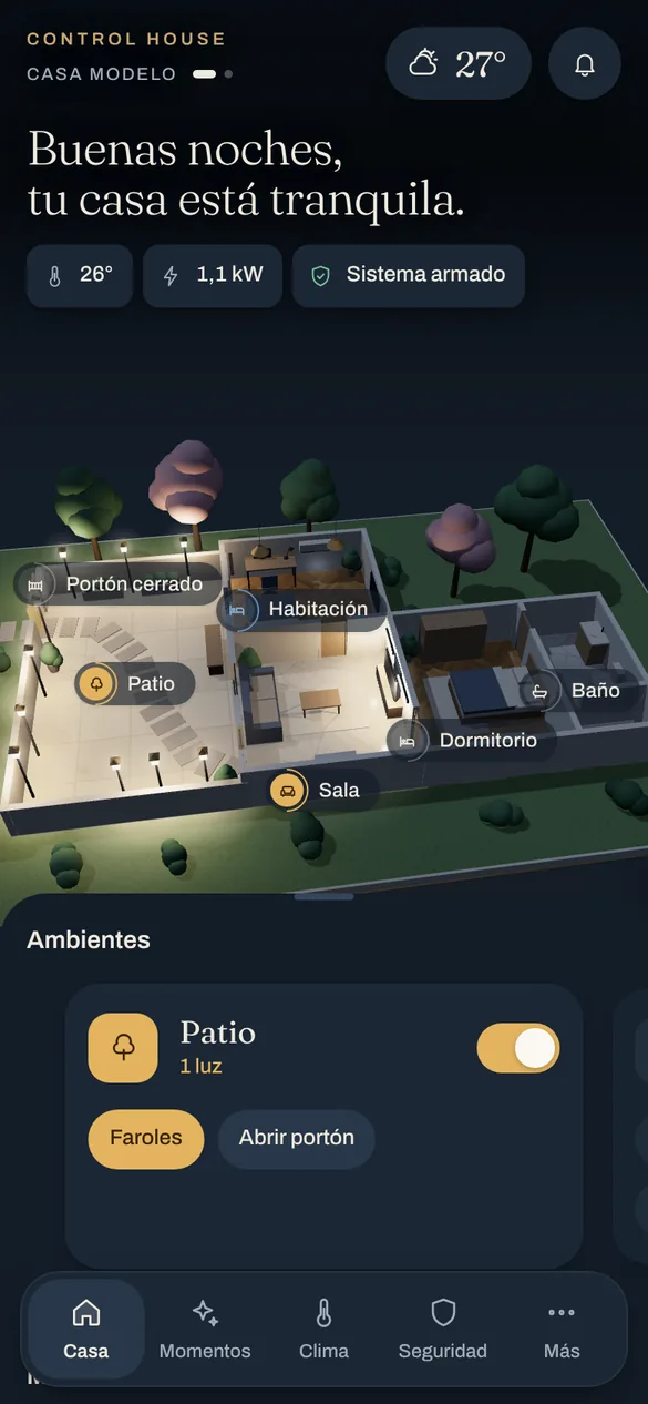 Pantalla de la app Control House: la casa modelo en 3D con las luces del patio y la sala prendidas